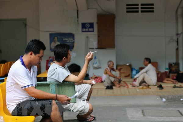 Việt Nam có hơn 15 triệu người đang hút thuốc lá. (Ảnh: Đinh Hằng/TTXVN)